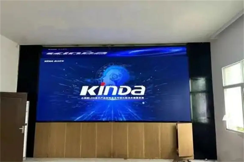 LED显示屏上的独特视觉艺术——毛毛虫图片的创意呈现